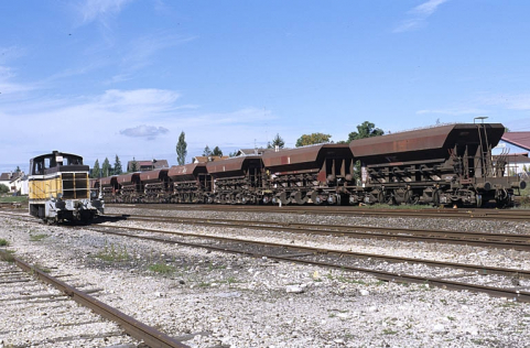 Locomotive diesel Y 7400 (n° Y 7435) et wagons-trémies. © Région Bourgogne-Franche-Comté, Inventaire du patrimoine