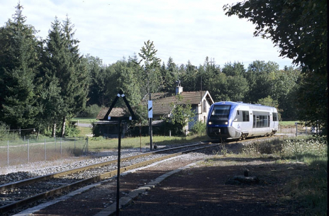Arrivée en gare d'un autorail X 73500. © Région Bourgogne-Franche-Comté, Inventaire du patrimoine