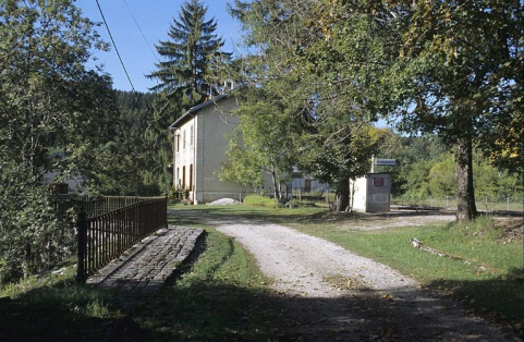 Bâtiment des voyageurs depuis le chemin d'accès, au nord-est. © Région Bourgogne-Franche-Comté, Inventaire du patrimoine