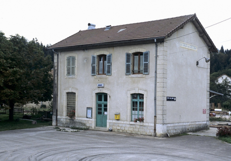 Bâtiment des voyageurs : façade antérieure, de trois quarts droite. © Région Bourgogne-Franche-Comté, Inventaire du patrimoine