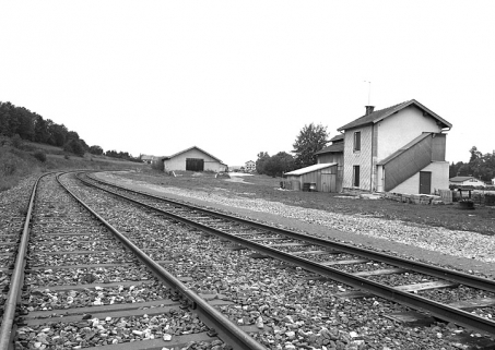 Vue d'ensemble, depuis le sud-est. A droite, ancienne remise pour la locomotive du " tacot ". © Région Bourgogne-Franche-Comté, Inventaire du patrimoine
