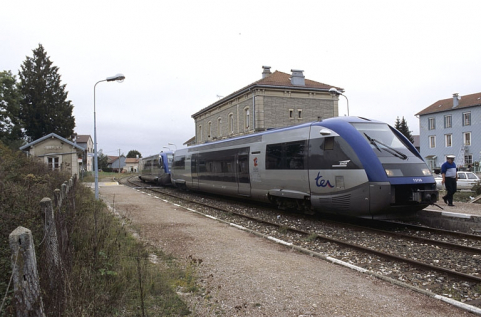 Départ d'un autorail X 73500, en direction de La Cluse. © Région Bourgogne-Franche-Comté, Inventaire du patrimoine