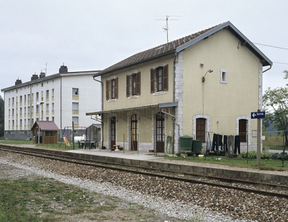 Vue d'ensemble de l'abri et du bâtiment des voyageurs, côté voie. © Région Bourgogne-Franche-Comté, Inventaire du patrimoine