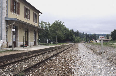 Quai devant le bâtiment des voyageurs, depuis le sud (côté La Cluse). © Région Bourgogne-Franche-Comté, Inventaire du patrimoine