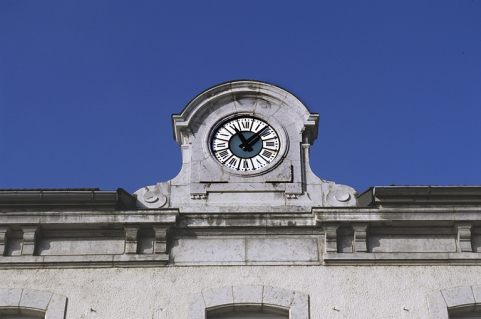 Bâtiment des voyageurs : horloge sur la façade antérieure, vue en contre-plongée. © Région Bourgogne-Franche-Comté, Inventaire du patrimoine