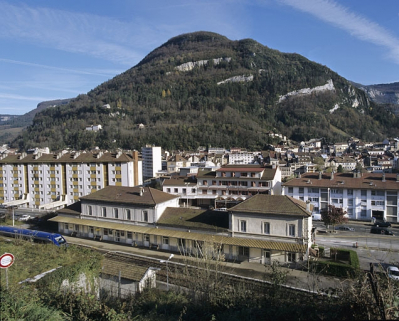 Vue plongeante sur la façade postérieure du bâtiment des voyageurs. © Région Bourgogne-Franche-Comté, Inventaire du patrimoine