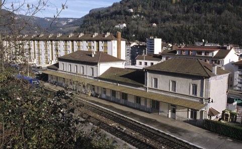 Bâtiment des voyageurs : vue plongeante sur la façade postérieure, de trois quarts droite. © Région Bourgogne-Franche-Comté, Inventaire du patrimoine
