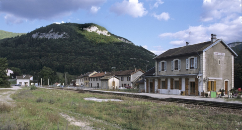 Vue d'ensemble du bâtiment des voyageurs et du " magasin ", depuis le côté La Cluse (ouest). © Région Bourgogne-Franche-Comté, Inventaire du patrimoine