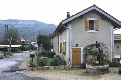 Passage à niveau et façade ouest. © Région Bourgogne-Franche-Comté, Inventaire du patrimoine