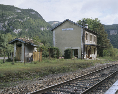 Bâtiment des voyageurs et latrines, depuis la voie côté La Cluse (sud-ouest). © Région Bourgogne-Franche-Comté, Inventaire du patrimoine