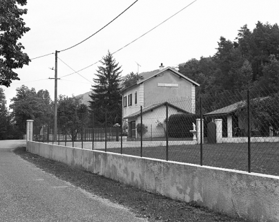 Vue d'ensemble, depuis la route au sud-ouest. © Région Bourgogne-Franche-Comté, Inventaire du patrimoine