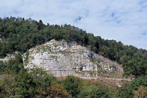 Sécurisation de paroi rocheuse à Syam : transport par hélicoptère d'un rouleau de filet de protection. © Région Bourgogne-Franche-Comté, Inventaire du patrimoine Sécurisation de paroi rocheuse à Syam : transport par hélicoptère d'un rouleau de filet de protection. © Région Bourgogne-Franche-Comté, Inventaire du patrimoine