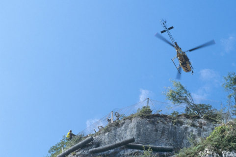 Sécurisation de paroi rocheuse à Syam : ancrage d'un rouleau de filet de protection. © Région Bourgogne-Franche-Comté, Inventaire du patrimoine Sécurisation de paroi rocheuse à Syam : ancrage d'un rouleau de filet de protection. © Région Bourgogne-Franche-Comté, Inventaire du patrimoine
