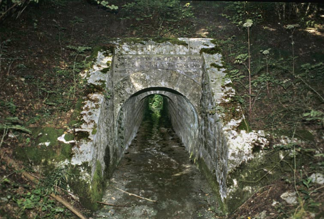 Tête amont (avec éclairage au flash). © Région Bourgogne-Franche-Comté, Inventaire du patrimoine