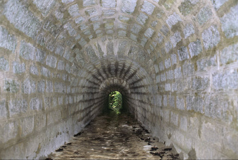 Voûte appareillée en rouleaux à ressauts, depuis l'amont. © Région Bourgogne-Franche-Comté, Inventaire du patrimoine Voûte appareillée en rouleaux à ressauts, depuis l'amont. © Région Bourgogne-Franche-Comté, Inventaire du patrimoine