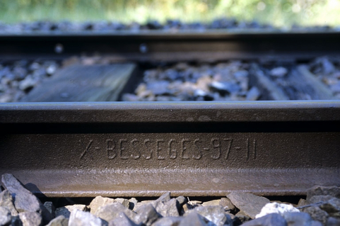 Inscription sur un rail vers le point kilométrique 97 (commune de Dortan, Ain). © Région Bourgogne-Franche-Comté, Inventaire du patrimoine