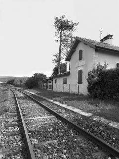 Façade postérieure (côté voie), de trois quarts droite (depuis le côté La Cluse). © Région Bourgogne-Franche-Comté, Inventaire du patrimoine