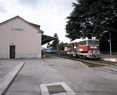 Bâtiment des voyageurs : extrémité nord, avec autorail RGP 1 (X 2733) et draisine. © Région Bourgogne-Franche-Comté, Inventaire du patrimoine