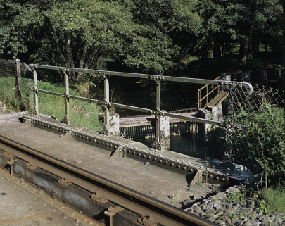 Pont : garde-corps. À l'arrière-plan, prise d'eau et vannage. © Région Bourgogne-Franche-Comté, Inventaire du patrimoine