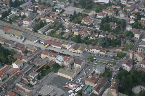 Vue aérienne du bâtiment des voyageurs et des entrepôts, depuis l'est. © Région Bourgogne-Franche-Comté, Inventaire du patrimoine