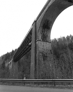 Troisième arche rive droite et travée métallique, vues par dessous (cadrage vertical). © Région Bourgogne-Franche-Comté, Inventaire du patrimoine