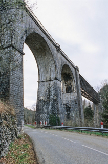 Partie en maçonnerie rive droite, depuis la route en aval. © Région Bourgogne-Franche-Comté, Inventaire du patrimoine