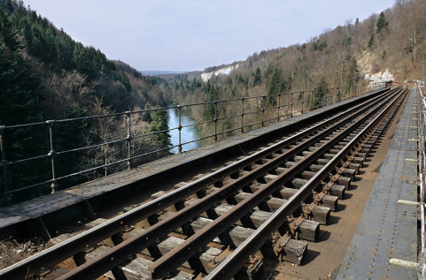 La voie sur la travée métallique, depuis le côté rive gauche (côté La Cluse). © Région Bourgogne-Franche-Comté, Inventaire du patrimoine