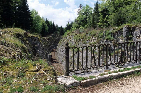 Tranchée côté Andelot-en-Montagne et détail du garde-corps. © Région Bourgogne-Franche-Comté, Inventaire du patrimoine