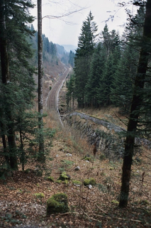 Tranchée et mur de protection côté Andelot-en-Montagne. © Région Bourgogne-Franche-Comté, Inventaire du patrimoine