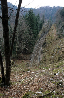 Vue plongeante sur la voie, passant en tranchée à la sortie du tunnel côté La Cluse. © Région Bourgogne-Franche-Comté, Inventaire du patrimoine