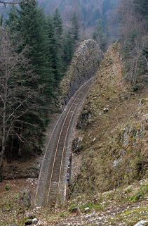 Tranchée à la sortie du tunnel de Malproche (commune du Vaudioux), côté La Cluse. © Région Bourgogne-Franche-Comté, Inventaire du patrimoine Tranchée à la sortie du tunnel de Malproche (commune du Vaudioux), côté La Cluse. © Région Bourgogne-Franche-Comté, Inventaire du patrimoine