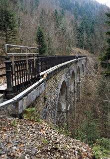Viaduc : élévation nord (côté vallée), vue en enfilade. © Région Bourgogne-Franche-Comté, Inventaire du patrimoine