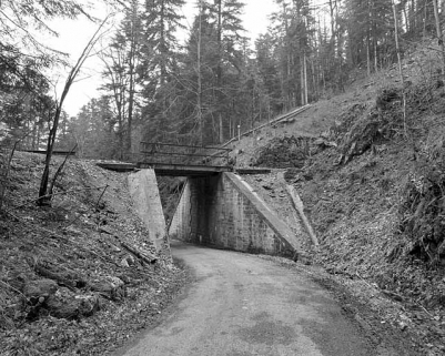 Pont, depuis la route côté rocher. © Région Bourgogne-Franche-Comté, Inventaire du patrimoine