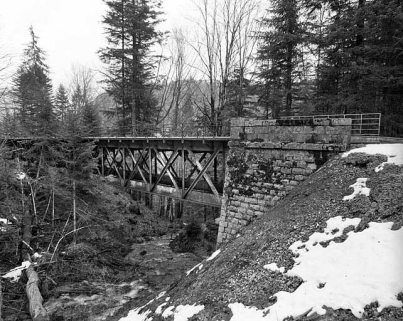 Viaduc : l'extrémité sud (vers La Cluse), côté rocher. © Région Bourgogne-Franche-Comté, Inventaire du patrimoine