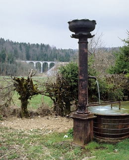 Vue d'ensemble depuis l'est, avec fontaine au premier plan. © Région Bourgogne-Franche-Comté, Inventaire du patrimoine