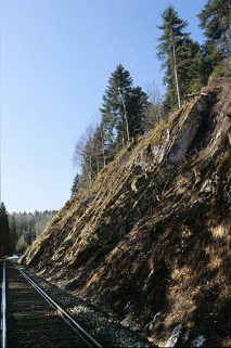 La voie sur la commune de La Chaux-du-Dombief : paroi rocheuse à proximité du tunnel du Morillon. Entre les PK 028.000 et 029.000. © Région Bourgogne-Franche-Comté, Inventaire du patrimoine La voie sur la commune de La Chaux-du-Dombief : paroi rocheuse à proximité du tunnel du Morillon. Entre les PK 028.000 et 029.000. © Région Bourgogne-Franche-Comté, Inventaire du patrimoine