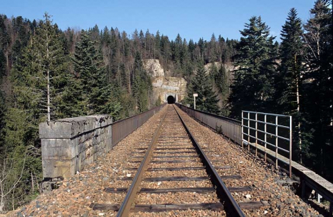 Viaduc et tunnel : vue d'ensemble côté La Cluse. © Région Bourgogne-Franche-Comté, Inventaire du patrimoine