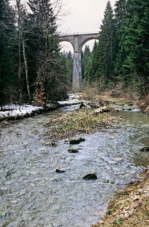 Viaduc : vue d'une pile, depuis le fond du vallon au nord-est. © Région Bourgogne-Franche-Comté, Inventaire du patrimoine
