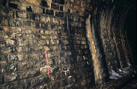 Intérieur (côté La Cluse) : appareil à bossages du mur et voile de calcite. © Région Bourgogne-Franche-Comté, Inventaire du patrimoine