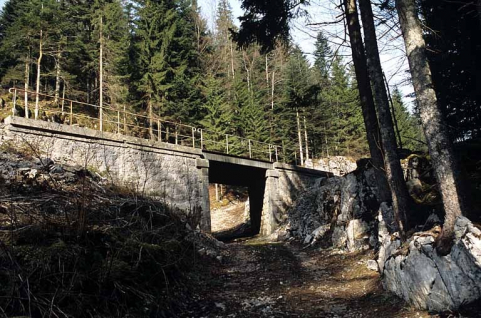 Vue d'ensemble, depuis le chemin à l'est. © Région Bourgogne-Franche-Comté, Inventaire du patrimoine Vue d'ensemble, depuis le chemin à l'est. © Région Bourgogne-Franche-Comté, Inventaire du patrimoine
