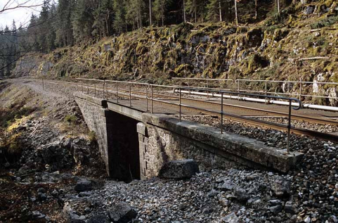 Elévation orientale vue en enfilade, depuis le nord (côté Andelot-en-Montagne). © Région Bourgogne-Franche-Comté, Inventaire du patrimoine Elévation orientale vue en enfilade, depuis le nord (côté Andelot-en-Montagne). © Région Bourgogne-Franche-Comté, Inventaire du patrimoine