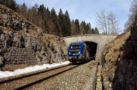 Tête côté La Cluse (sud-est), avec autorail X 73500. © Région Bourgogne-Franche-Comté, Inventaire du patrimoine