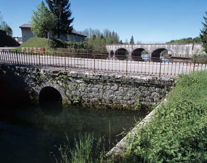 Vue d'ensemble depuis le pont routier (nord-est), en amont sur le ruisseau. © Région Bourgogne-Franche-Comté, Inventaire du patrimoine