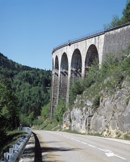 Vue de profil depuis la route départementale n° 18, au nord-est. © Région Bourgogne-Franche-Comté, Inventaire du patrimoine