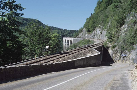 Vue d'ensemble depuis la route départementale n° 18, au nord-est. © Région Bourgogne-Franche-Comté, Inventaire du patrimoine Vue d'ensemble depuis la route départementale n° 18, au nord-est. © Région Bourgogne-Franche-Comté, Inventaire du patrimoine