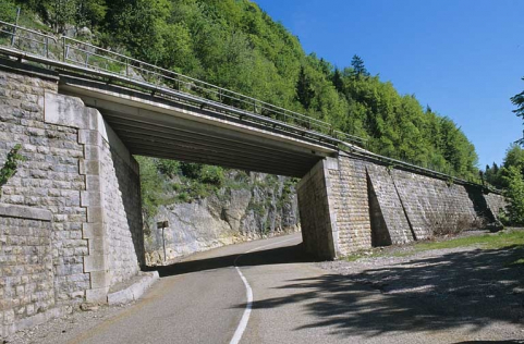 Elévation sud depuis la route départementale n° 18, au sud-ouest. © Région Bourgogne-Franche-Comté, Inventaire du patrimoine Elévation sud depuis la route départementale n° 18, au sud-ouest. © Région Bourgogne-Franche-Comté, Inventaire du patrimoine