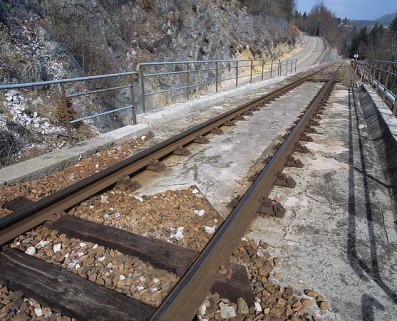 Système d'attaches directes sur le tablier. © Région Bourgogne-Franche-Comté, Inventaire du patrimoine Système d'attaches directes sur le tablier. © Région Bourgogne-Franche-Comté, Inventaire du patrimoine