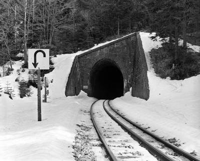 Tête côté La Cluse. Signalant un tunnel à mauvaise ventilation, le panneau autorise le train à " refouler " (faire marche arrière) en cas d'impossibilité de poursuivre en marche avant. © Région Bourgogne-Franche-Comté, Inventaire du patrimoine