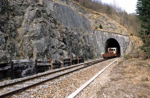 Tunnel : tête sud-ouest (côté La Cluse), avec draisine. © Région Bourgogne-Franche-Comté, Inventaire du patrimoine