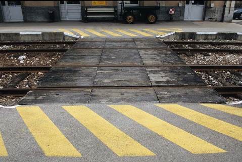 Passage planchéié reliant les deux quais, près du bâtiment des voyageurs. © Région Bourgogne-Franche-Comté, Inventaire du patrimoine Passage planchéié reliant les deux quais, près du bâtiment des voyageurs. © Région Bourgogne-Franche-Comté, Inventaire du patrimoine